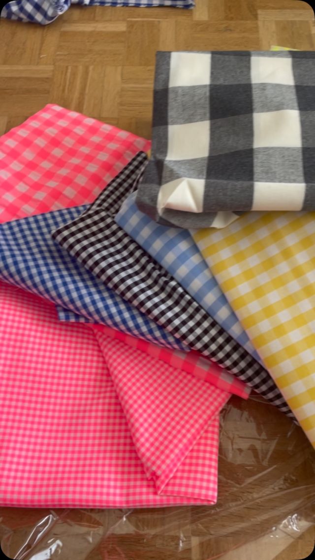 🌟 Nouvel arrivage dans l’atelier ! 🌟
J’ai reçu une belle sélection de tissus vichy aux couleurs variées 🌈
Un vrai coup de cœur pour préparer mes prochaines créations estivales ✂️🧵

Et vous, quelle couleur vous inspire le plus ?
Le vichy, ça vous parle pour cet été ? 💬

#créatrice #faitmainavecamour #tissuaddict #vichy #couturecréative #slowfashion #ateliercréatif