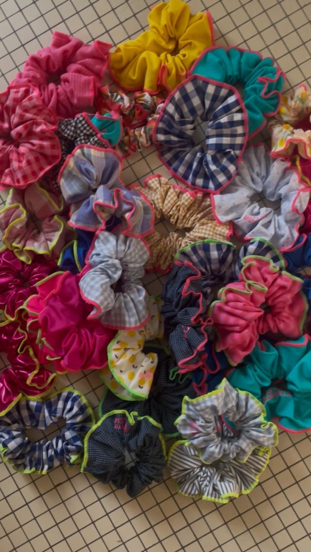 La collection de chouchou s’agrandit encore et encore 
Vous aimez ??
#madeinbordeaux #bordeauxmaville🇫🇷❤️ #lespetitsbordelais #artisanebordeaux #chouchou #bordeauxcity #coiffure #coiffurechignon #beach#