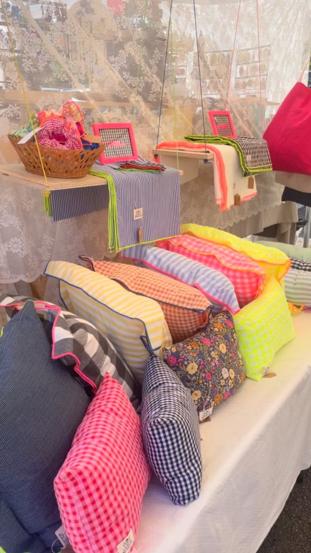 Ambiance marché 
Avec du Vichy et du fluo 
De la nappe à la serviette ou encore mieux un chouchou !
Ça se passe au marché du cap ferret !
Venez nous voir !
#madeinbordeaux #lespetitsbordelais #bordeauxmaville #creationbordelaise #lingedemaison #marcheferret#capferret#vichyaddict#fluo